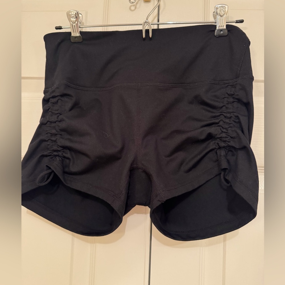 Zella Black Shorty Short Gym Shorts, ruched side
